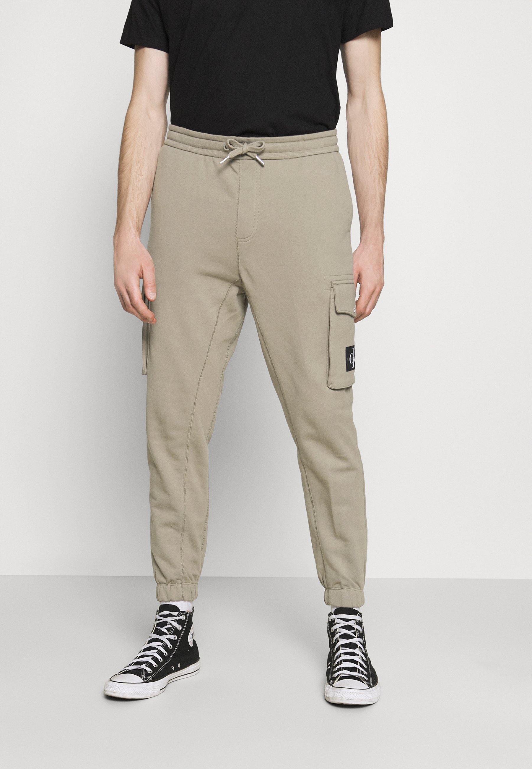 Calvin Klein Jeans BADGE PANT - Pantaloni cargo - elephant skin/grigio -  Zalando.it