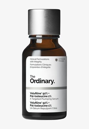 Flacon en verre brun pour sérum avec bouchon argenté étiqueté The Ordinary Volufiline 92% + Pal-Isoleucine 1%, un sérum repulpant ciblé avec un emballage protecteur contre les UV.