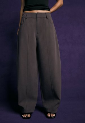 Stradivarius, TAILORED BARREL TROUSERS - Pantalon classique - dark red