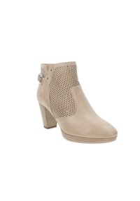 Stivaletto beige realizzato in pelle liscia, con pannelli perforati, una zip decorativa e un tacco a blocco. Design con punta affusolata.