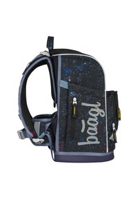 Zaino con stampa galattica scura. Presenta diverse tasche con cerniera, spallacci in rete e un corpo imbottito. Accenti grigi in tutto.