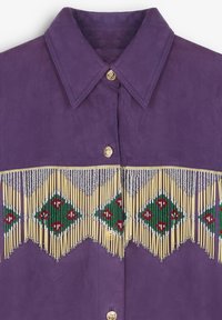 Camicia viola con colletto a punta, decorata con un motivo di perline in verde, rosso e giallo, e rifinita con dettagli in bottoni dorati.