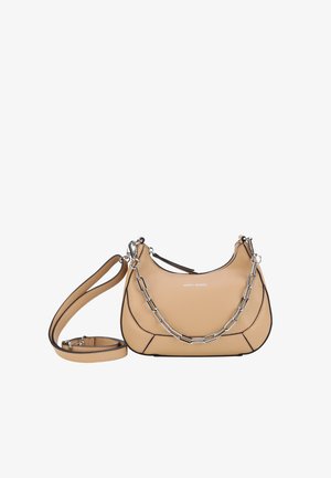 Sac à main en cuir beige avec détail chaîne argentée, longue bandoulière ajustable, forme arrondie et petit texte logo devant.