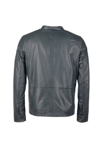Donkergroene leren jack met een eenvoudig ontwerp, met een rugbies en gestikte details, en knoopmanchetten. Gladde textuur, zonder patronen.