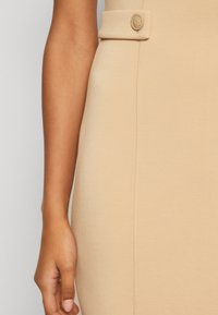 Guess BODYCON - Vabalt langev kleit - safari tan