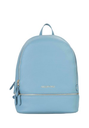 Sac à dos en cuir bleu à forme arrondie, avec des détails en métal doré, une poignée supérieure et deux poches zippées. Finition texturée avec logo de la marque.