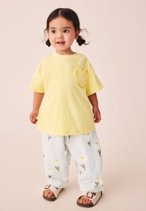 Next, REGULAR FIT - SHORT SLEEVE SET  . - Bukser - lemon yellow daisy