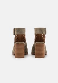 Alpe Sandali con tacco - khaki
