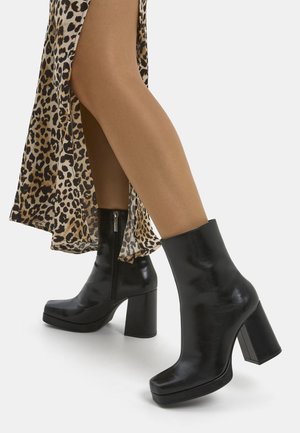 Enkellaarsjes met hoge hak - black