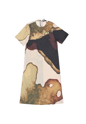 Vestido de manga corta y hasta la rodilla en tejido texturizado con patrones abstractos en tonos tierra, con escote redondo y cierre con lazo en la parte posterior.