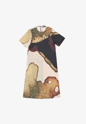 Vestido de manga corta y hasta la rodilla en tejido texturizado con patrones abstractos en tonos tierra, con escote redondo y cierre con lazo en la parte posterior.