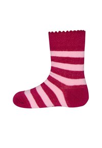 Gestreifte Socken mit einem rosa und dunkelrosa Farbschema, einem gewellten oberen Rand und einer weichen Stricktextur.