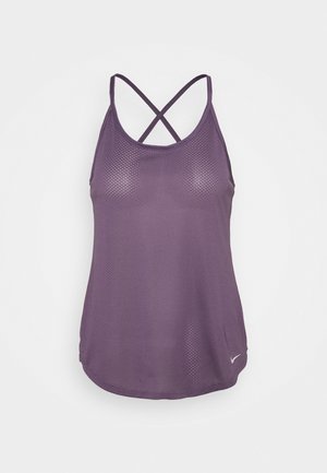 Lila sportliches Mesh-Tanktop mit gekreuzten dünnen Schulterträgern und kleinem weißem Logo nahe dem Saum auf einfarbigem Hintergrund.