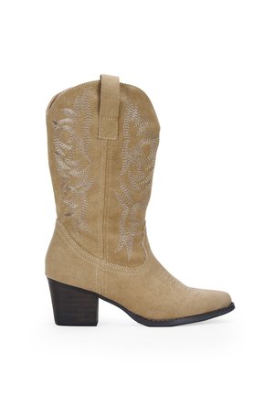 Botas de vaquero de ante en tono tostado con punta afilada, tacón apilado y detalles de bordado plateado intrincado a lo largo del caño. Cuenta con una lengüeta trasera para facilitar el uso.