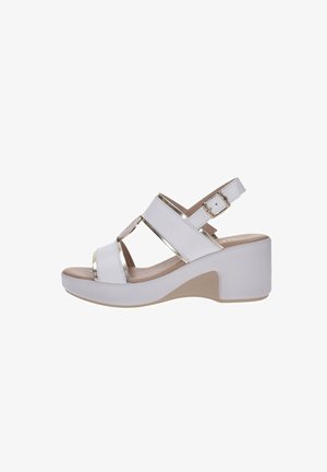 Sandale blanche à bout ouvert avec un talon bloc milieu, bride de cheville réglable et détails dorés sur une semelle lisse.