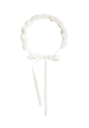Bandeau floral blanc avec des fleurs en tissu délicates et des rubans en dentelle noués qui pendent.