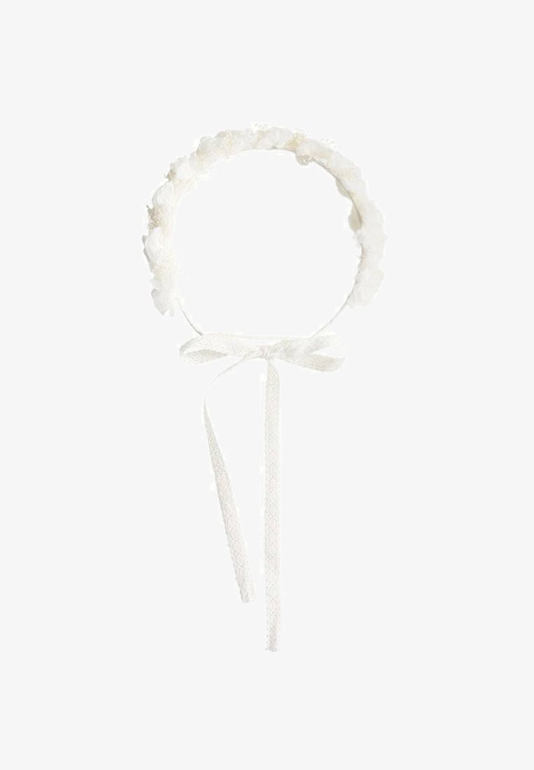 Bandeau floral blanc avec des fleurs en tissu délicates et des rubans en dentelle noués qui pendent.