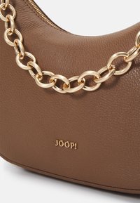 Borsa a tracolla in pelle marrone con superficie testurizzata, dotata di una tracolla in catena dorata e logo "JOOP!" impresso nella parte frontale.