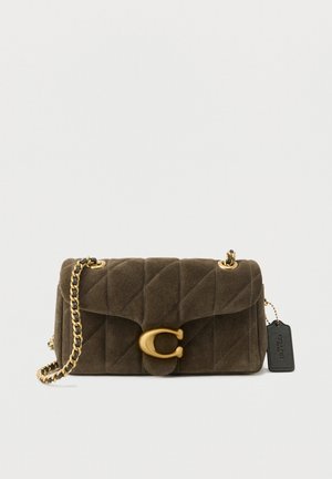 Sac à main en daim matelassé vert olive avec bandoulière en chaîne dorée, grand fermoir en C doré et étiquette en cuir noire Coach sur fond blanc.
