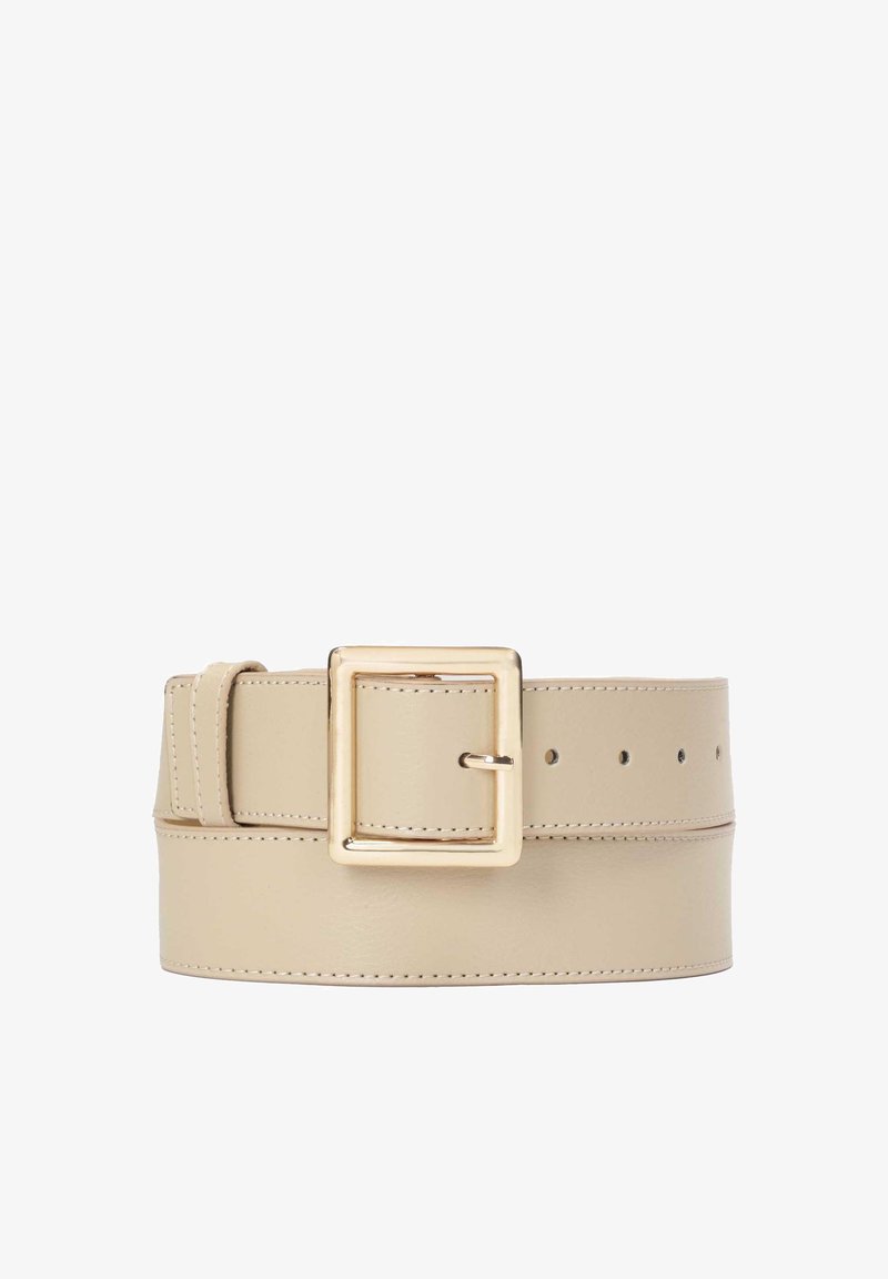 Ceinture en simili cuir beige avec une boucle carrée en or et plusieurs trous pour l'ajustement. Texture lisse avec des coutures contrastées.