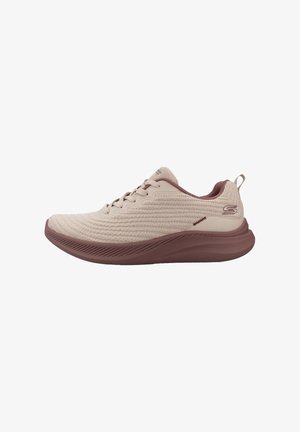 Zapatillas deportivas beige con parte superior de punto texturizado, acentos en color burdeos, suela acolchada y una lengüeta en el talón para facilitar el uso.