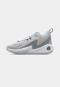 Baskets de sport gris clair avec une tige en mesh et en daim, dotées d'une semelle blanche et d'un accent noir au niveau du talon. Éléments de design courbés visibles.