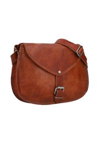 Smeđi kožni crossbody ranac s preklopom, srebrnim hardverom i kontrastnim šavovima. Ima čvrst remen i pravokutni oblik.