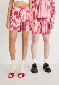 Sister Jane STABLES GINGHAM UNISEX - Kratke hlače - red