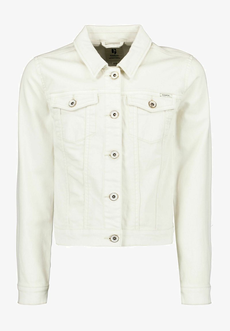 Chaqueta de denim blanca con un diseño estructurado, que cuenta con cuello con solapa, bolsillos frontales y botones metálicos. Textura suave, ajuste entallado.