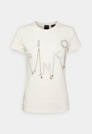 Maglietta bianca a maniche corte con lettere borchiate che formano la scritta "PINKO" collegate da piccole catene d'argento sul davanti.