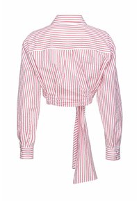 Camicia bianca corta con strisce verticali rosse, dotata di maniche lunghe, chiusura con laccio sul retro e design plissettato nella parte posteriore.