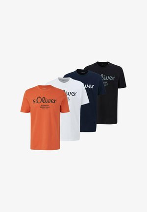 Uomo che indossa una maglietta arancione a maniche corte con testo nero "s.Oliver Elevated Essentials Since 1969" e jeans scuri.