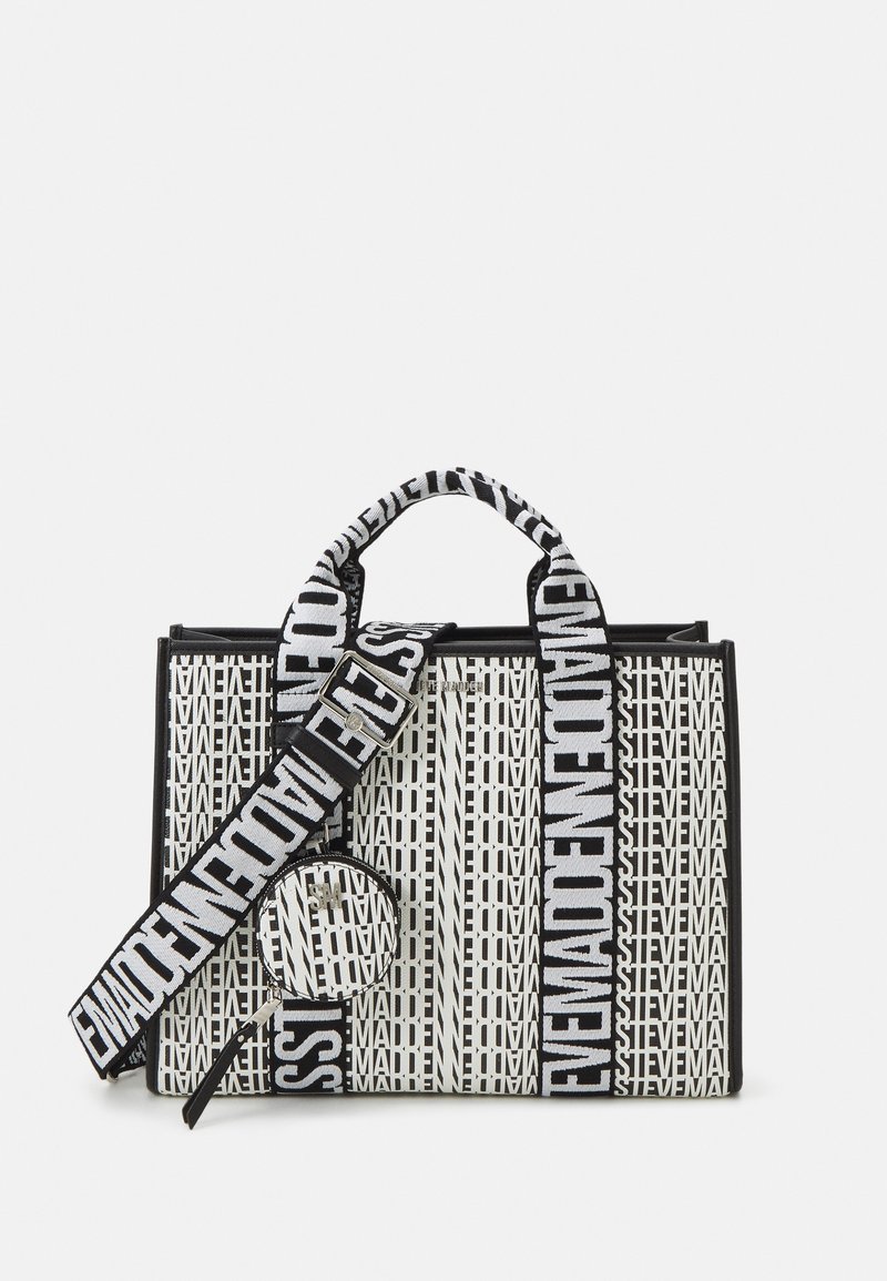 Sac fourre-tout Steve Madden noir et blanc avec motif de logo répétitif, large bandoulière brandée et pochette ronde pour pièces attachée.