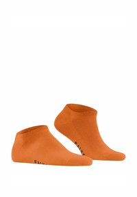 Orange Knöchelsocken aus weichem Material. Mit einem gerippten Bündchen und dem Markennamen "FALKE" in Schwarz an der Seite bedruckt.