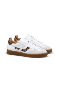 Weiße Sneaker mit Leopardenmuster-Akzenten, aus Wildleder und Leder, flachen Schnürsenkeln und einer braunen Gummisohle. Goldenes Logo-Detail an der Seite.
