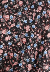 Tissu noir à motif floral avec des roses roses et bleues, des feuilles vertes et de petits accents gris. La texture semble douce et tissée.