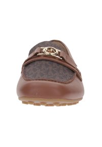 Mocassin en cuir marron avec une tige en tissu brun à motif, ornée d'un accent en matériel logo doré et d'une semelle en caoutchouc texturée.