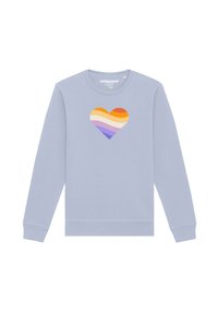 Lichtblauwe sweatshirt met een meerkleurig hartontwerp en horizontale strepen in oranje, roze en paarse tinten.