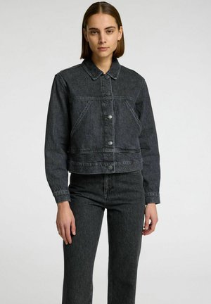 Schwarze Jeansjacke mit Kragen, Knopfverschluss, Fronttaschen und verkürztem Saum. Das Material hat eine leicht strukturierte Oberfläche.