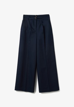 Pantalon large bleu marine à taille haute, avec plis à l'avant, poches latérales et un détail de ceinture à double anneau à la taille.