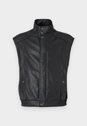 Melnas ādas veste ar augstu apkakli, pogu aizdari un divām sānu kabatām; iezīmēts ar pieguļošu vidukli un elastīgajiem elementiem.