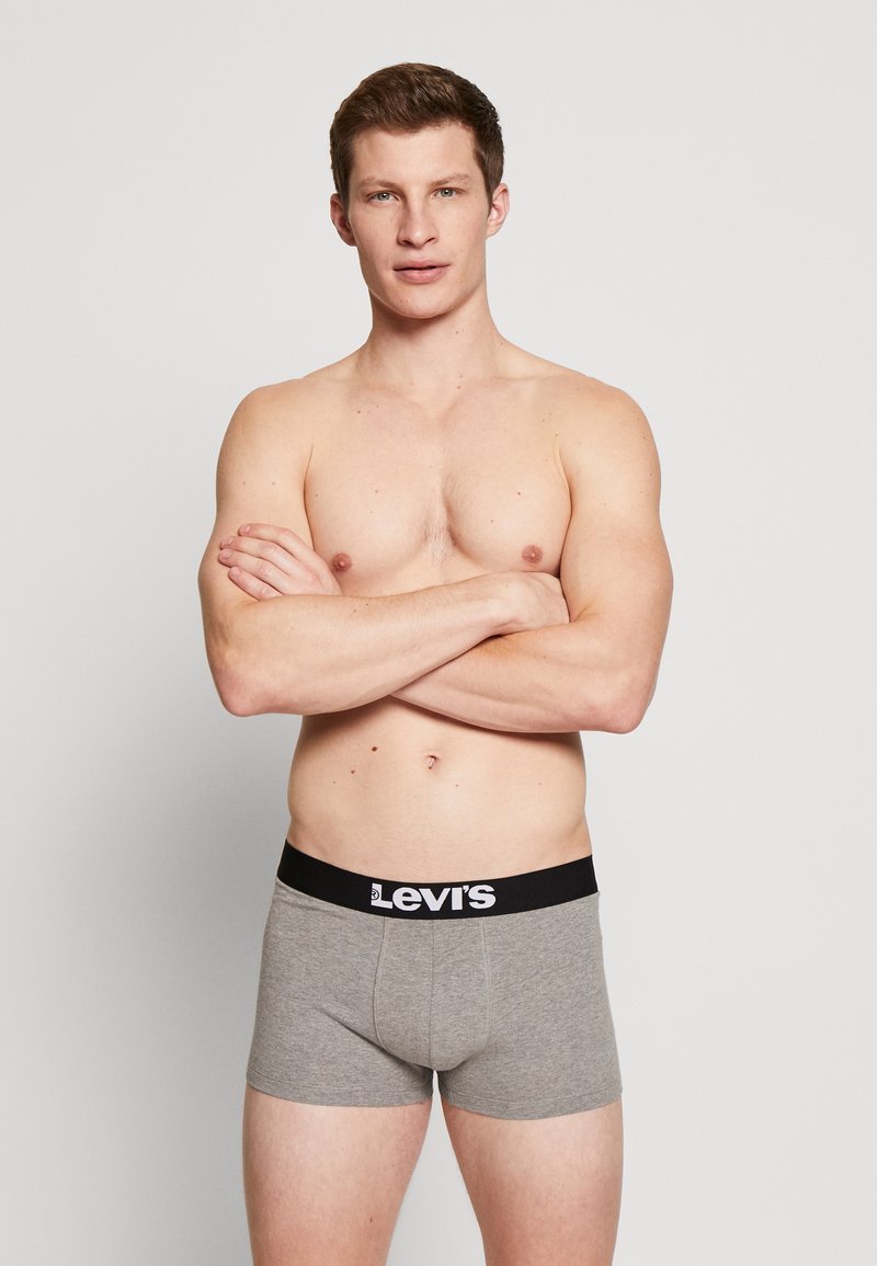 Harmaat puuvillaboksit tarjoavat mustan vyötärönauhan, jossa on valkoista "Levi's"-brändäystä. Istuvuus on tiukka ja vyötärönauha on keskikorkea.