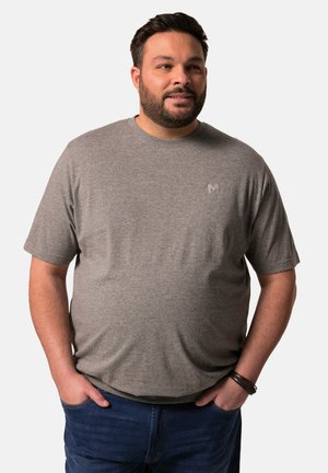 Camiseta gris de cuello redondo hecha de una tela suave, con mangas cortas y un logo sutil en el pecho, combinada con jeans azules.