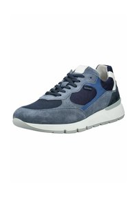 Leger Herrensneaker aus blauem und grauem Wildleder mit Mesh-Einsätzen, dunklen Schnürsenkeln und weißer dicker Gummisohle, schräg aufgenommen, um die Außenseite zu zeigen.