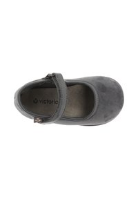 Zapato Mary Jane de ante gris con puntera redonda, suela plana y una correa de Velcro en el empeine. El interior cuenta con un logo de marca.