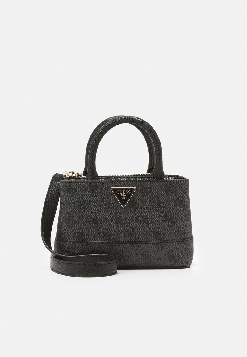 Sac à main noir Guess avec poignées supérieures, bandoulière amovible, texture à motifs et plaque logo triangulaire à l'avant.