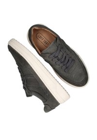 Grijze leren sneakers met textuurdetail, ronde neuzen en contrasterende witte rubberen zolen. Voorzien van grijze veters en een binnenlogo.