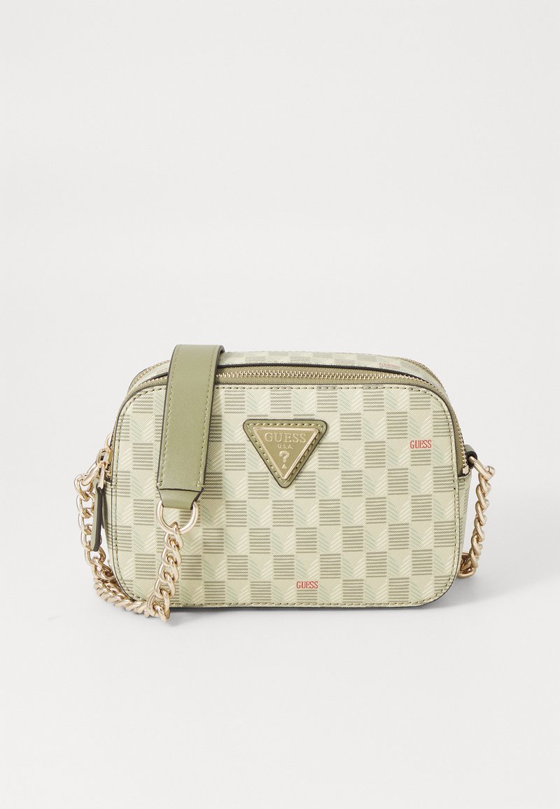 Geantă crossbody cu model verde, cu accente de lanț auriu și placă cu logo. Dispune de o închidere cu fermoar și curea reglabilă pentru versatilitate.