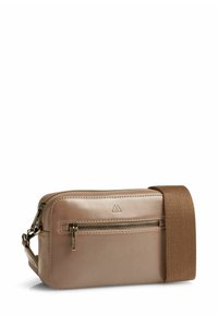 Rechthoekige beige leren tas met een met rits sluitend voorvak en een bruine stoffen schouderband. Beschikt over een logo-detail op de voorkant.