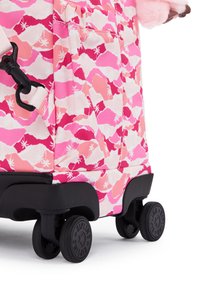 Rosa rullväska med ett molnmönster i olika nyanser av rosa, med svarta hjul och ett robust handtag för enkel transport.